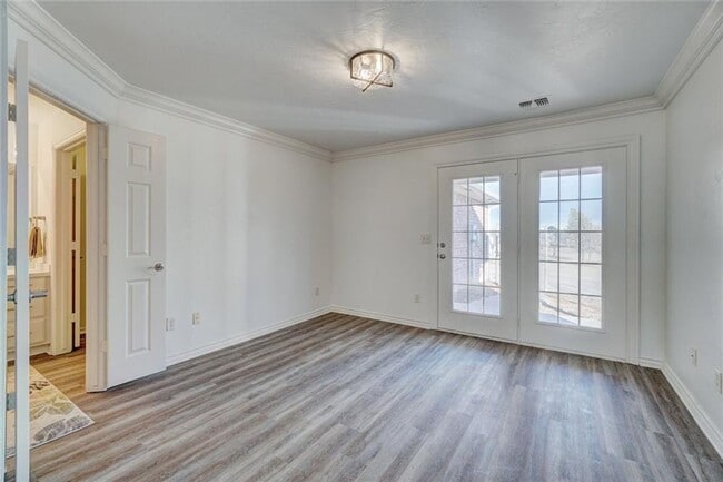Building Photo - Absolutely Adorable, 2 bed, 2 bath, 2 car + study