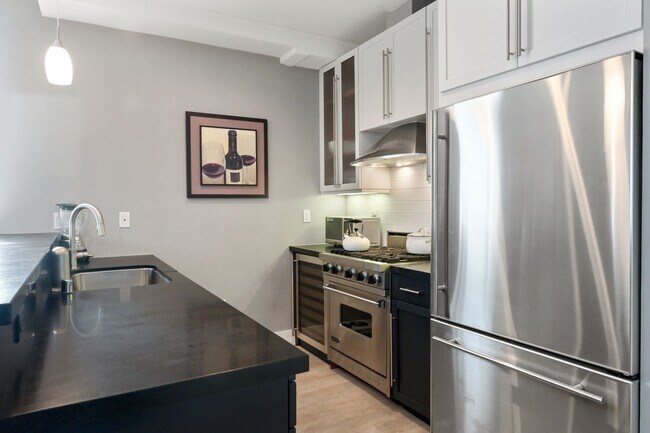 Building Photo - Epic REA/Azari PM:Gorgeous 1 Bed/ 1 Bath C...