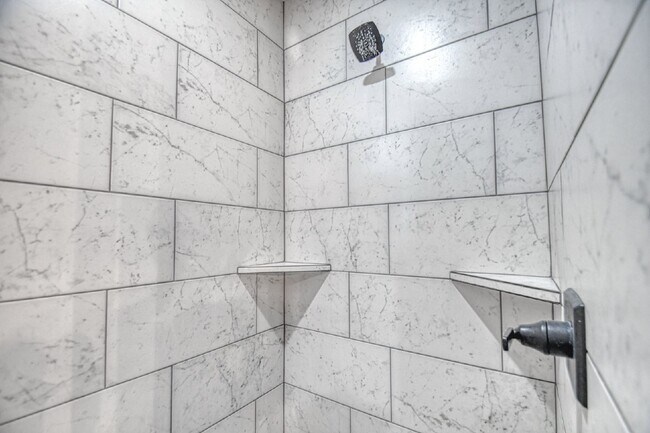 Building Photo - Spacious 5-Bedroom Home with 3 Full Baths ...