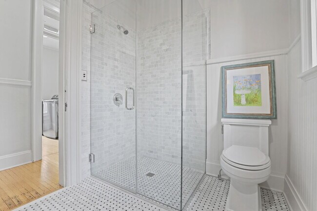 Building Photo - 550 E Town St