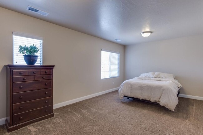 Building Photo - Spacious 3 Bedroom Home