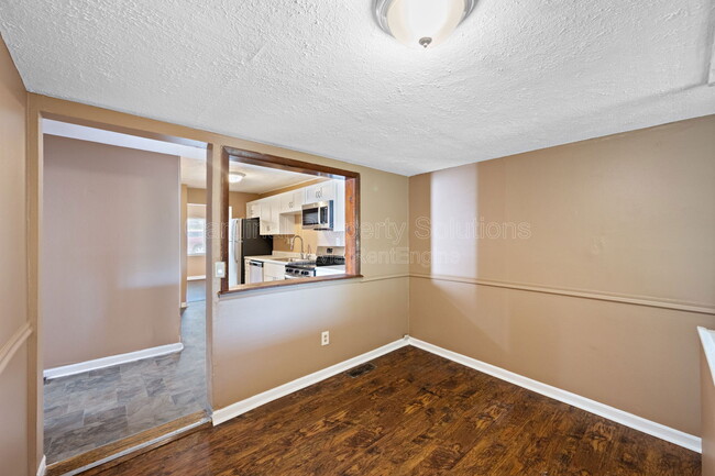 Building Photo - 1845 Kahn Ave
