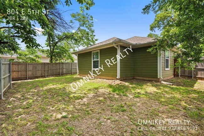 Building Photo - 804 E 5th St