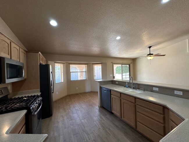 Building Photo - Beautiful 3 bedroom, 3 garage home in Chap...