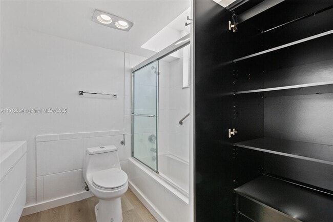 Building Photo - 6900 Bay Dr