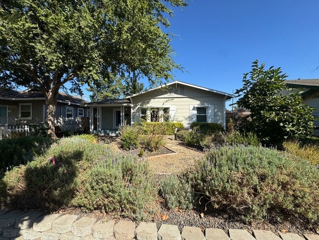 Building Photo - 2 bedroom |1 bathroom | Charming West Taho...