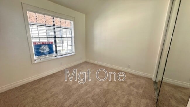 Building Photo - 819 W 15th St