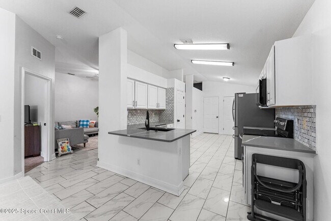 Building Photo - 301 Wishing Well Cir SW