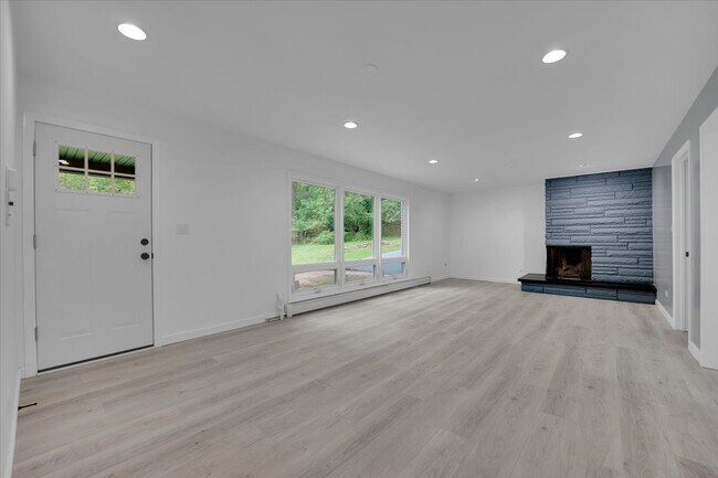 Building Photo - 1001 Oak Ln