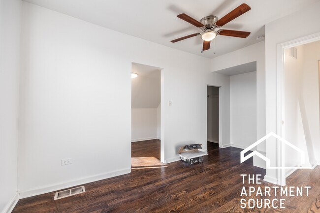 Building Photo - 3135 N Oakley Ave