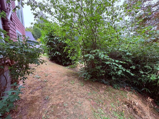 Building Photo - Charming Three Bed West Seattle Vintage Home Near Lincoln Park and Puget Sound!