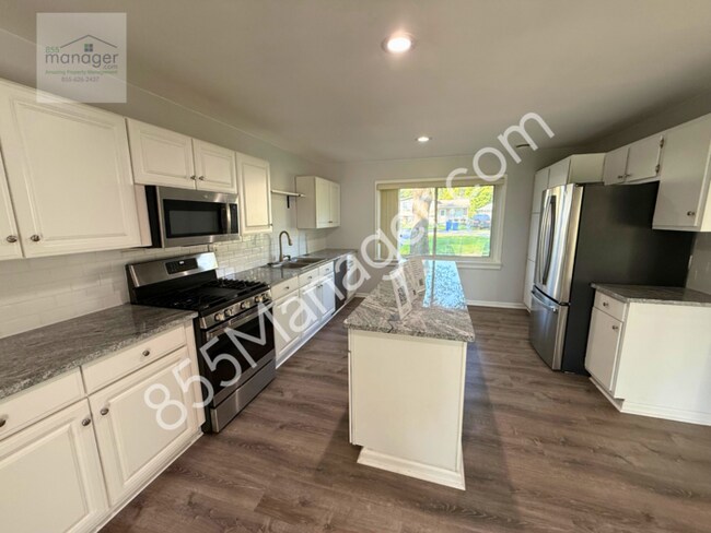 Building Photo - Updated 4-Bedroom with Primary Suite & Fen...