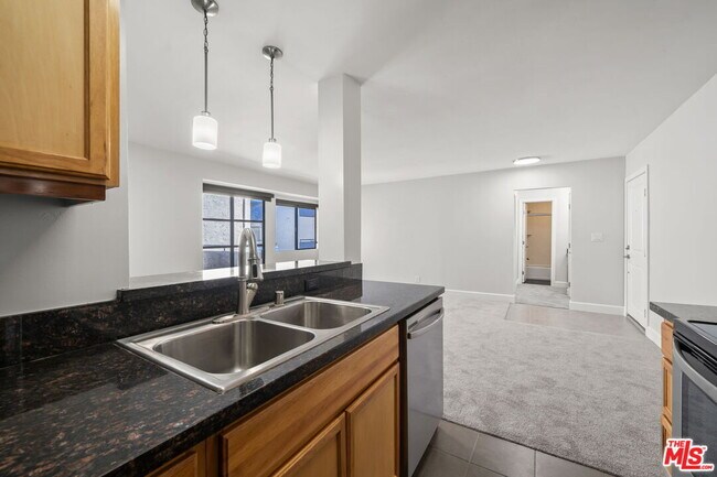 Building Photo - 10982 Roebling Ave