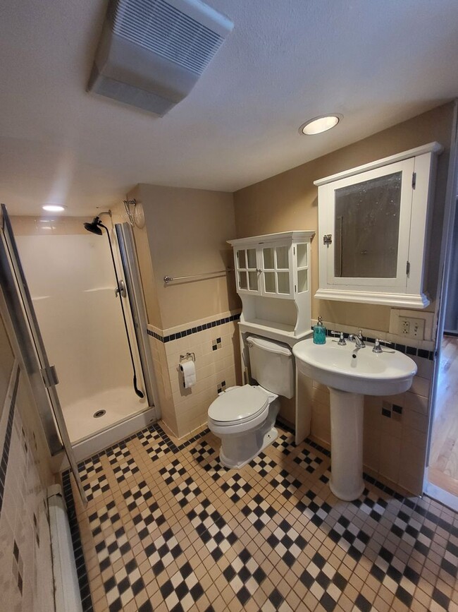Building Photo - Adorable Nob Hill  3 bedroom 2  bath