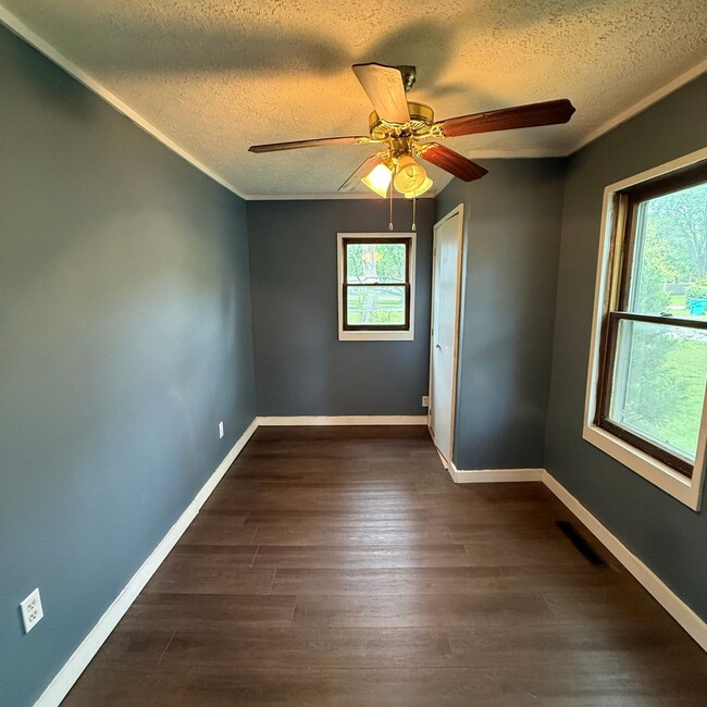 Building Photo - 3 bedroom 1 bath Bungalow with Large fenced in back yard available now.