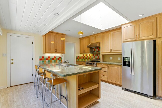 Building Photo - Gorgeous 4 bedroom home in Greenbrae with ...