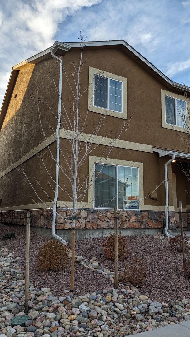 Building Photo - TWO STORY END UNIT TOWNHOME 3 BED/2.5 BATH...