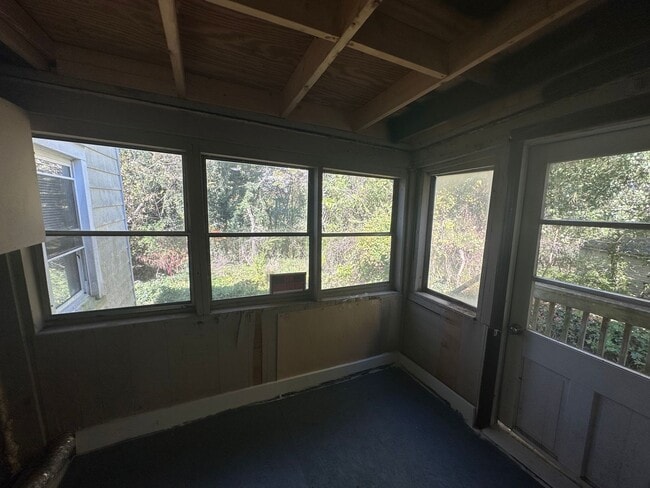 Building Photo - 2 Story House Under $800