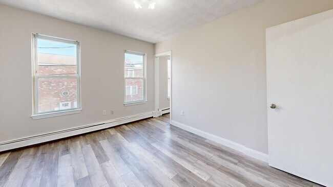 Building Photo - 137 Chelsea St