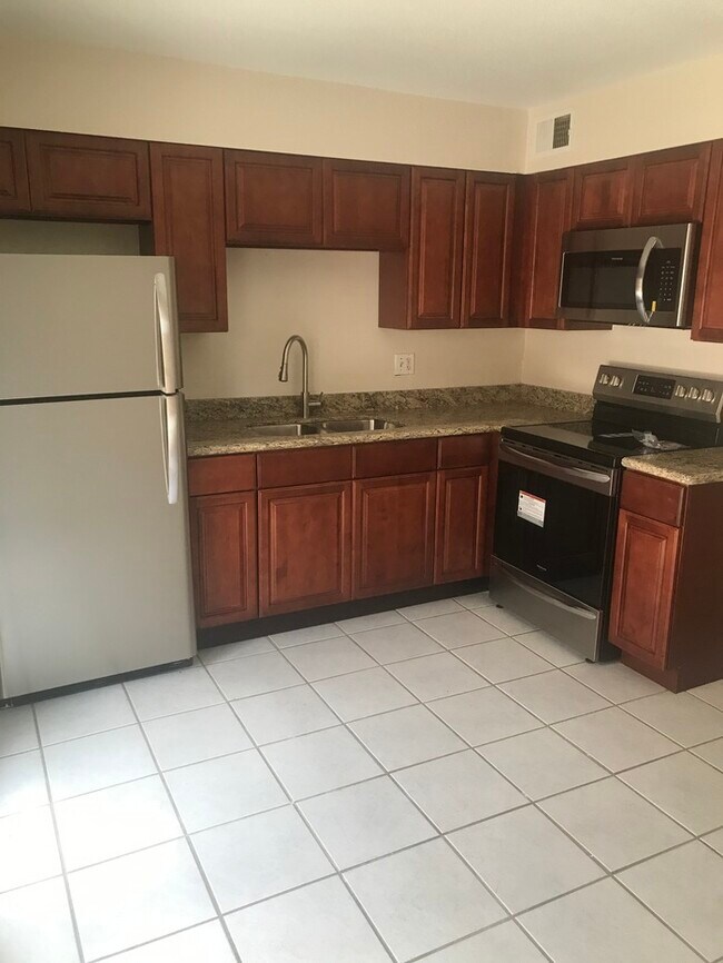 Building Photo - Beautiful 2/1.5 Townhouse