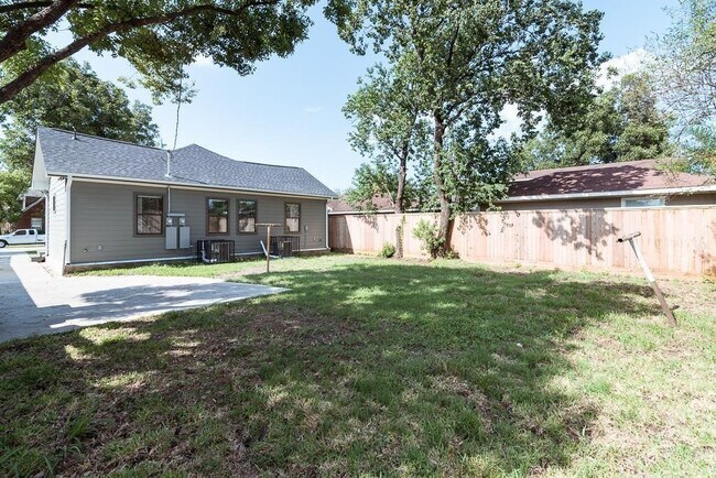 Building Photo - 1919 Lombardy St