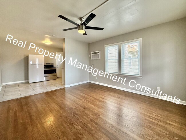 Building Photo - 2 Bed 1 bath lower- level apartment in North Kansas City!
