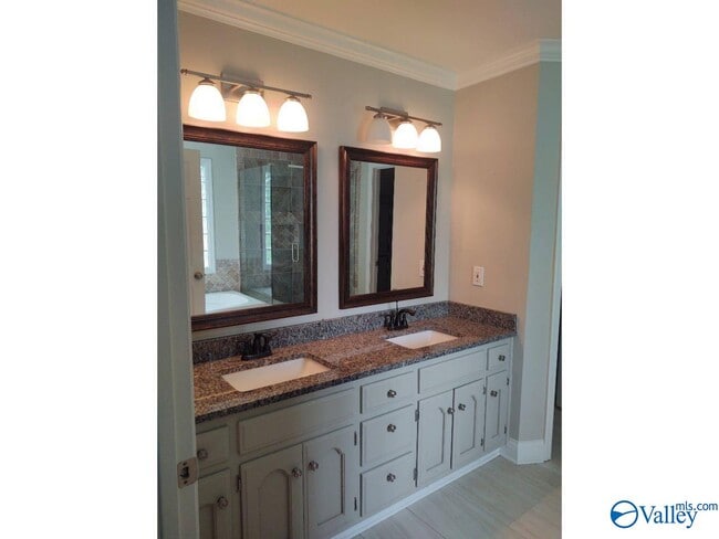 Building Photo - 3102 Connomara Ct SE