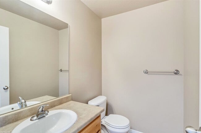 Building Photo - Beautiful Orem Townhouse