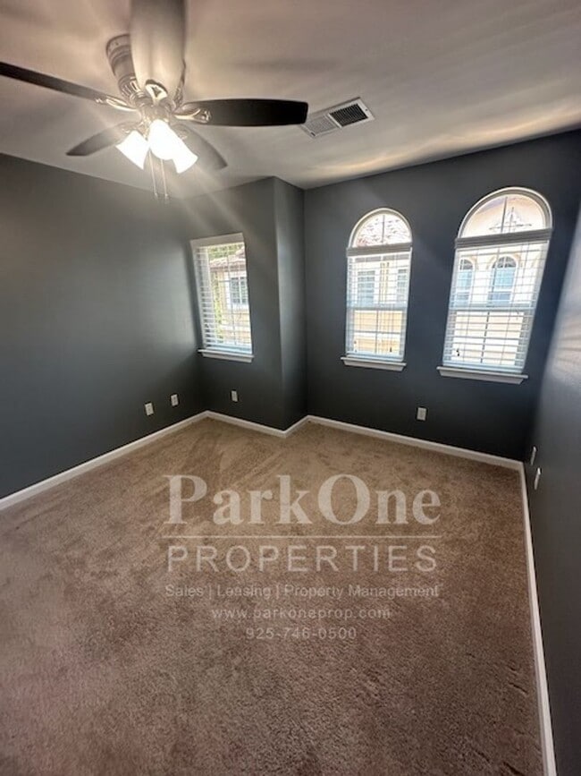 Building Photo - Nicely Updated Townhouse Close to Downtown