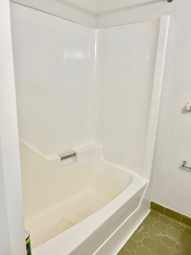 Building Photo - 2BD/1.5BA minutes from the Oceanfront!