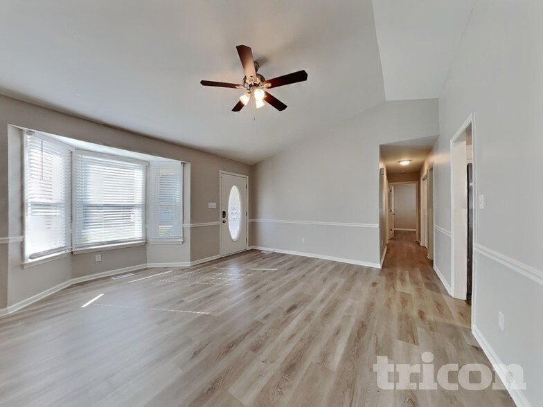 Building Photo - 101 N Lakeside Dr