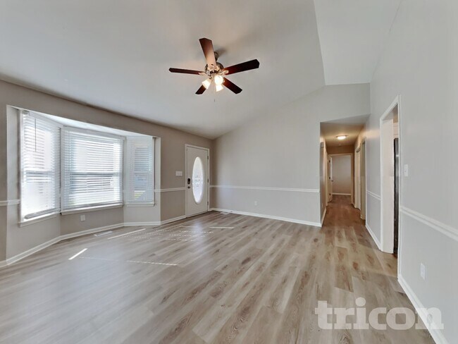 Building Photo - 101 N Lakeside Dr