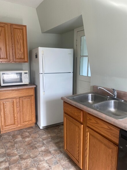 Building Photo - 1108 W 4th St