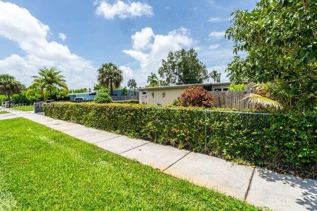 Building Photo - 3309 SW 16th St