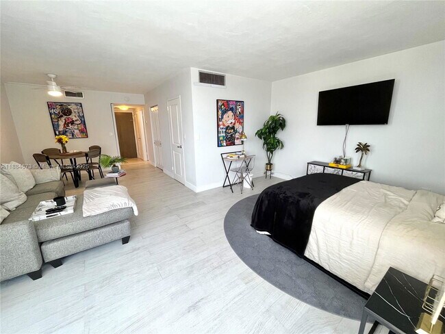 Building Photo - 2899 Collins Ave