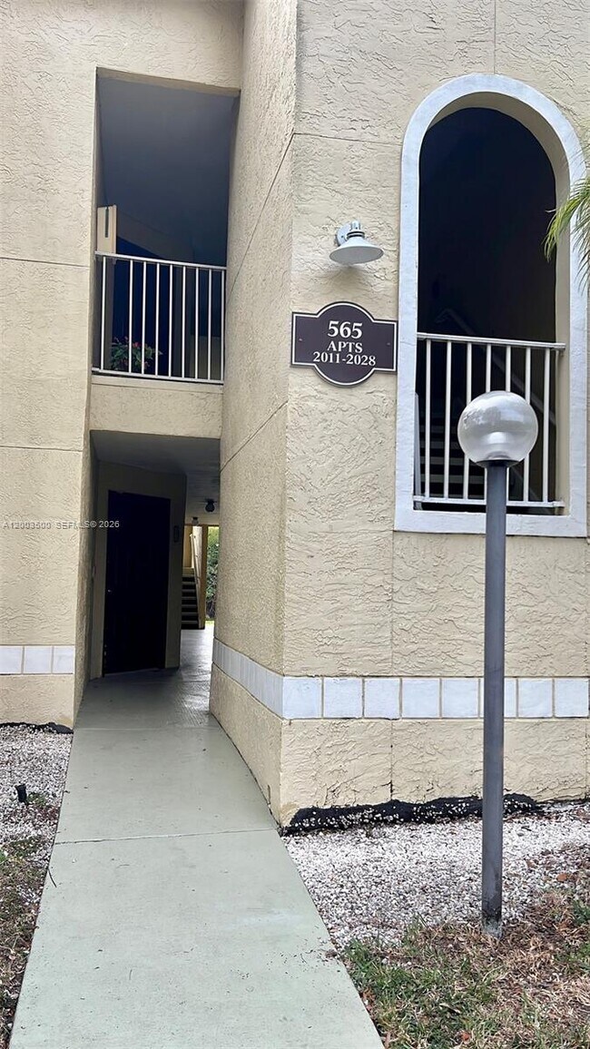 Building Photo - 565 Vista Isles Dr