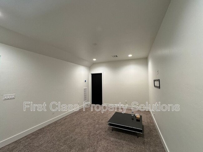 Building Photo - 5001 SW 128th Ct