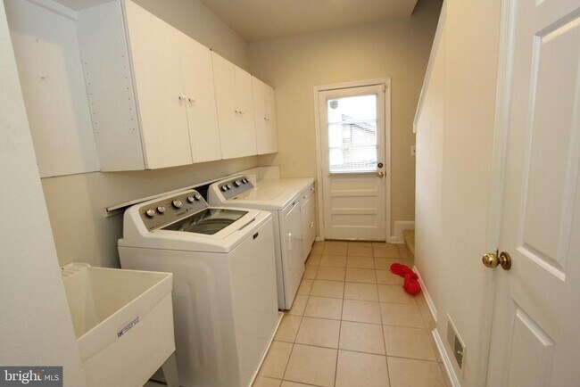 Building Photo - 10208 Sorrel Ave