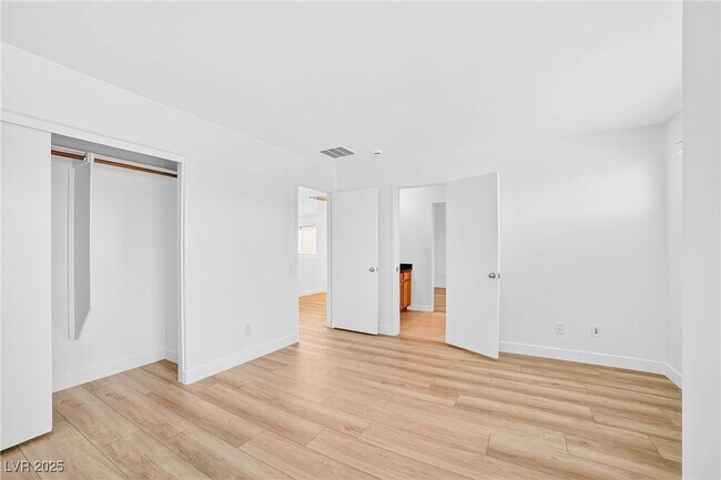 Building Photo - 2872 Strathallan Ave