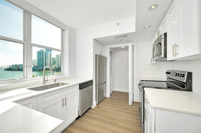 Building Photo - 800 Claughton Island Dr