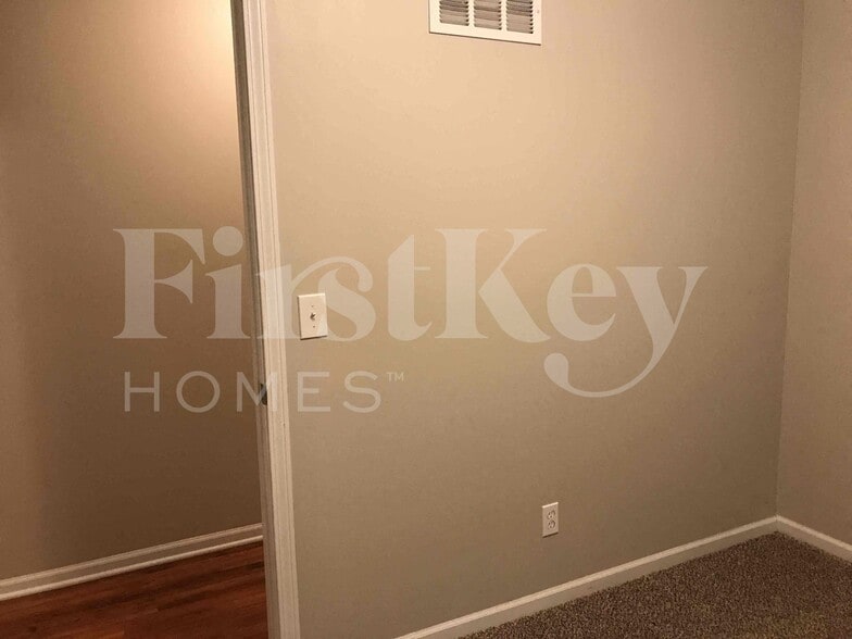 Building Photo - 804 NE Karapat Dr