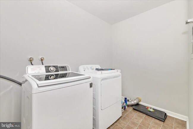 Building Photo - 584 Cotswold Ct