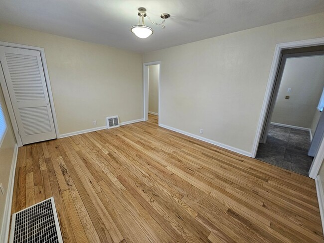 Building Photo - Newly renovated 2 bed, 1 bath. South side ...