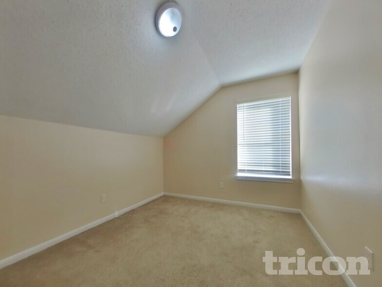 Building Photo - 3259 Jorns St