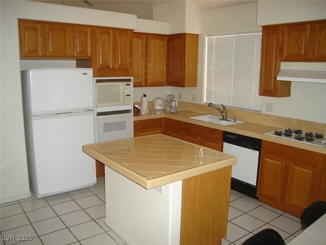 Building Photo - 2400 Indian Pony Ct
