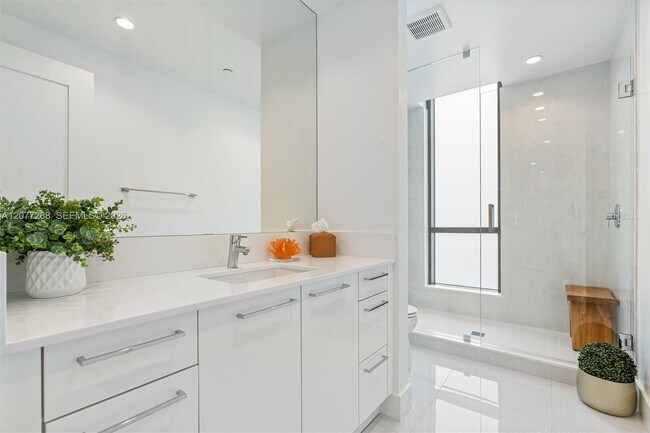 Building Photo - 100 E Las Olas Blvd
