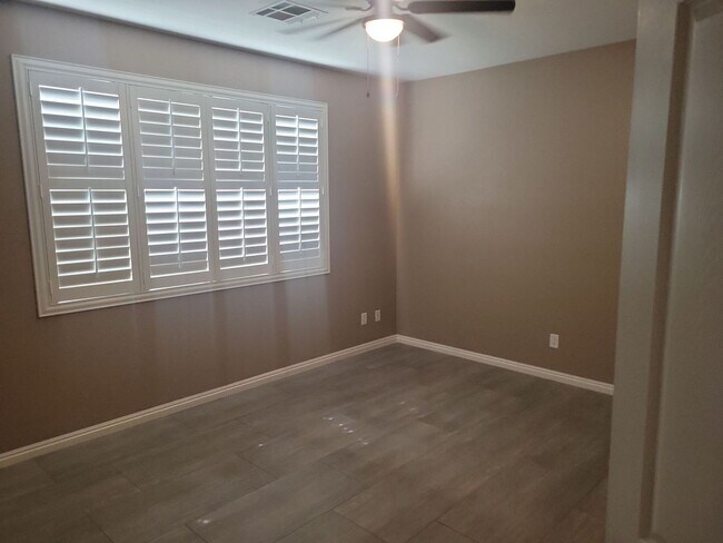 Building Photo - Spacious 3 Bedroom Home with Garage & Soak...