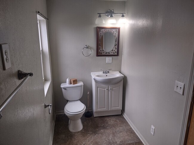 Building Photo - 925 W 2nd St