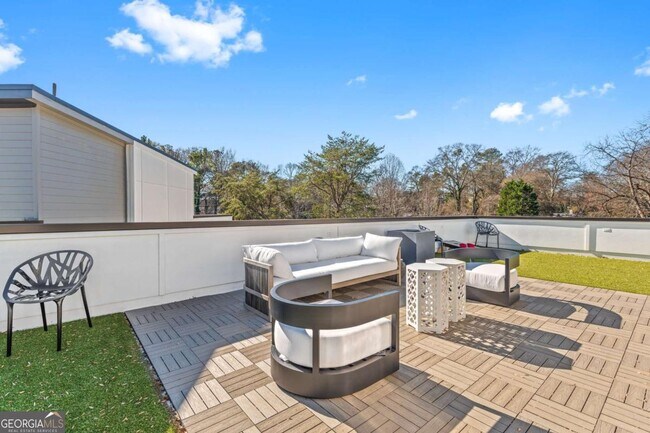 Building Photo - 2424 Memorial Dr SE