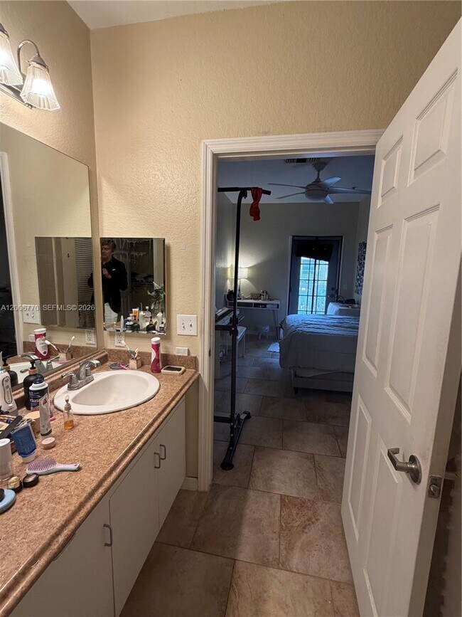 Building Photo - 860 N Orange Ave